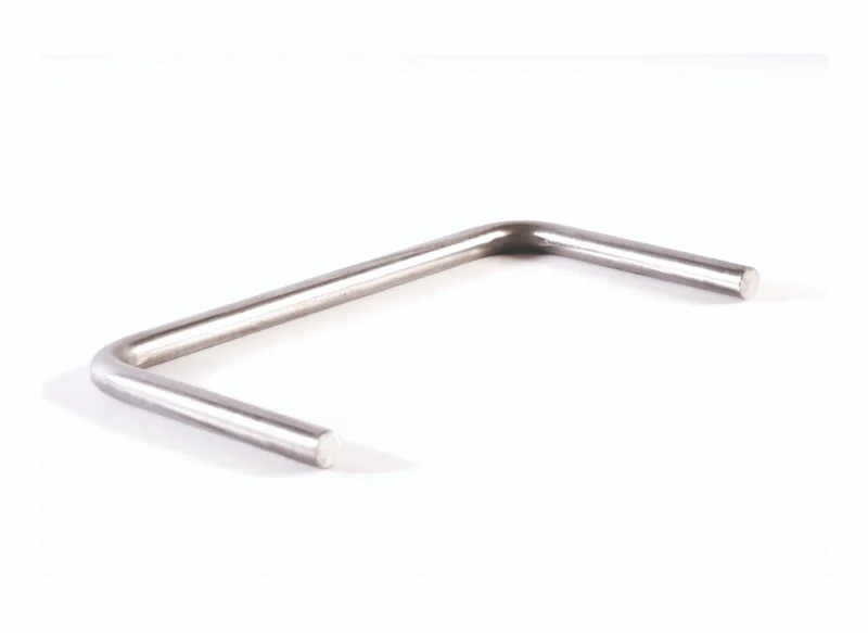 Pieza metálica de alambre doblado con forma angular utilizada en fabricación industrial.