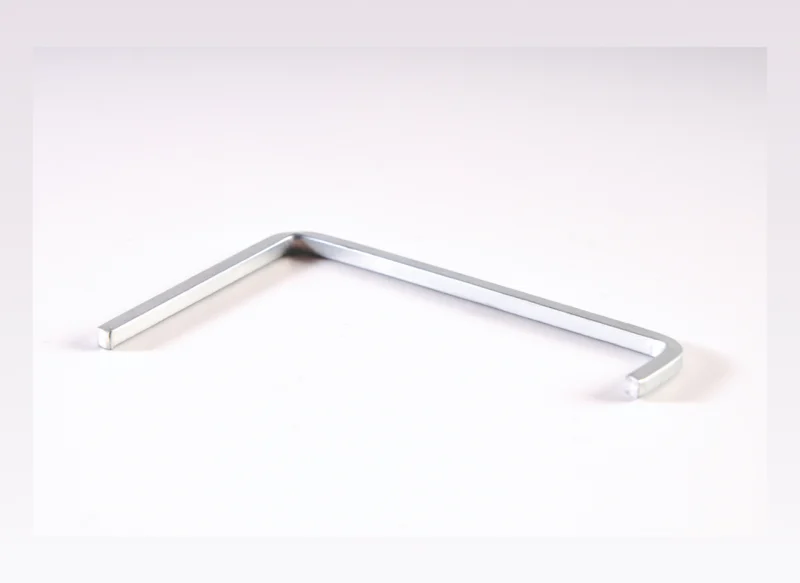 Conformado de alambre doblado en ángulo utilizado como soporte o componente estructural.