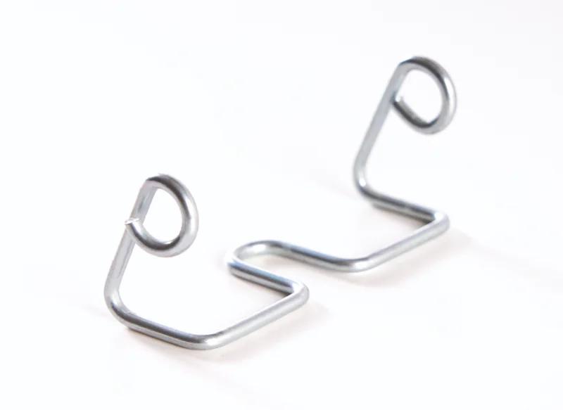 Pieza metálica de alambre doblado utilizada como componente técnico en aplicaciones industriales.