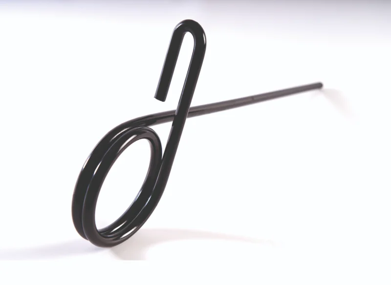 Muelle de torsión de acero inoxidable sobre fondo blanco, con cuerpo helicoidal denso y dos brazos largos que presentan una angulación o codo para facilitar el anclaje mecánico.